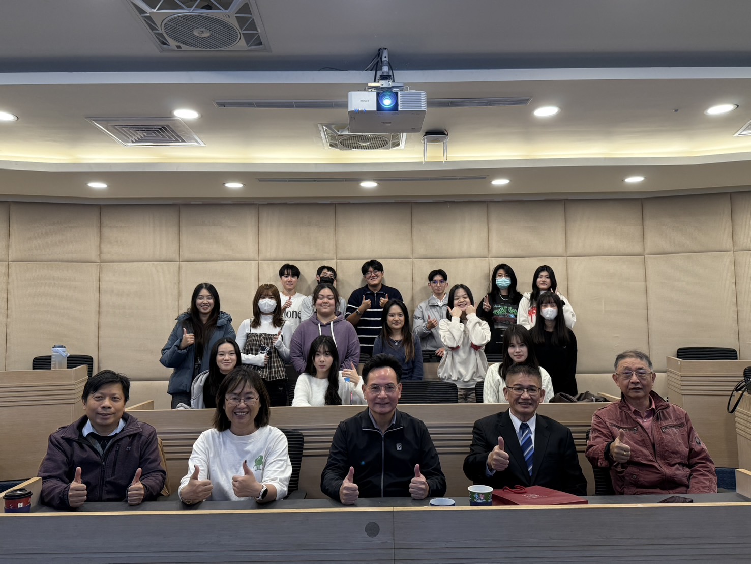 陳錫欽博士下午應邀前往世新大學，以「政策倡議與遊說：立法院各委員會組織法及議事運作」為題進行專題演講，現場座無虛席。(記者翻攝)