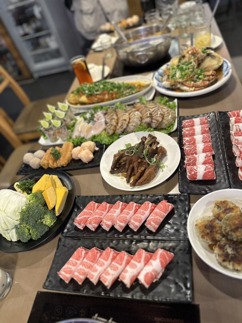 好滿足,「麻妃麻辣火鍋」滿滿一整桌無菜單料理、產地直送海鮮、高檔肉品征服饕客味蕾。(圖/記者翻攝)