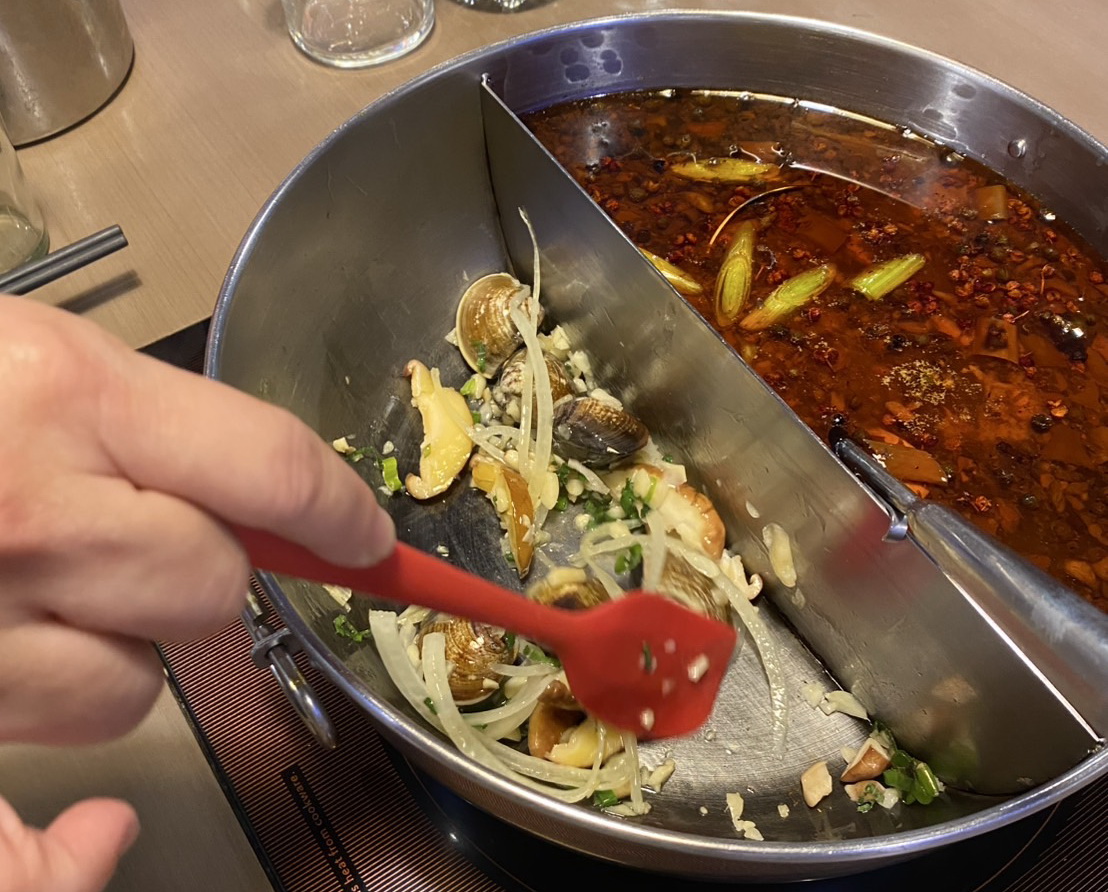 「麻妃麻辣火鍋」的桌邊服務,親切尊貴,感受完全不亞於五星級飯店的水準。(圖/記者翻攝)