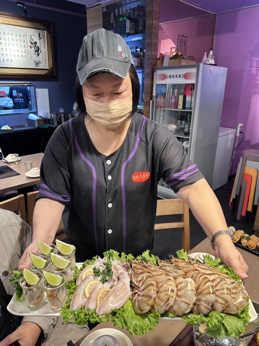 上桌了!精選海鮮拼盤包含蛤蜊、現撈小花枝、日本牡蠣杯、野生大明蝦等豐富內容,令人食指大動。(圖/記者翻攝)