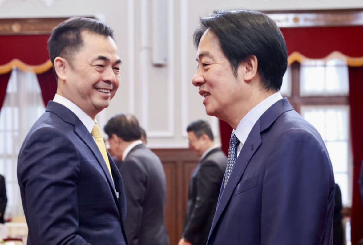 總統賴清德(前右)27日上午在總統府接見中華民國全國創新創業總會,賴總統與總會長邱銘乾(前左)握手致意。(圖/記者林照東翻攝)