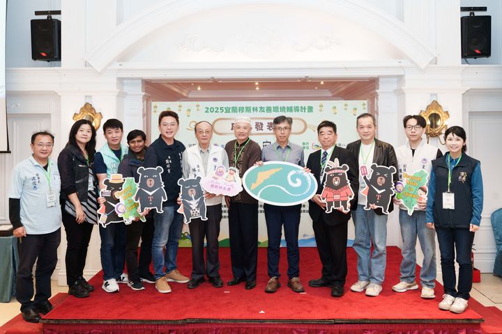 「2025宜蘭縣穆斯林友善環境輔導計畫」成果發表會,通過驗證業者及觀光公協會代表齊聚一堂(右5:宜蘭縣政府參議 王明輝;右6:教長 馬孝棋)。 圖:台灣學之旅/提供
