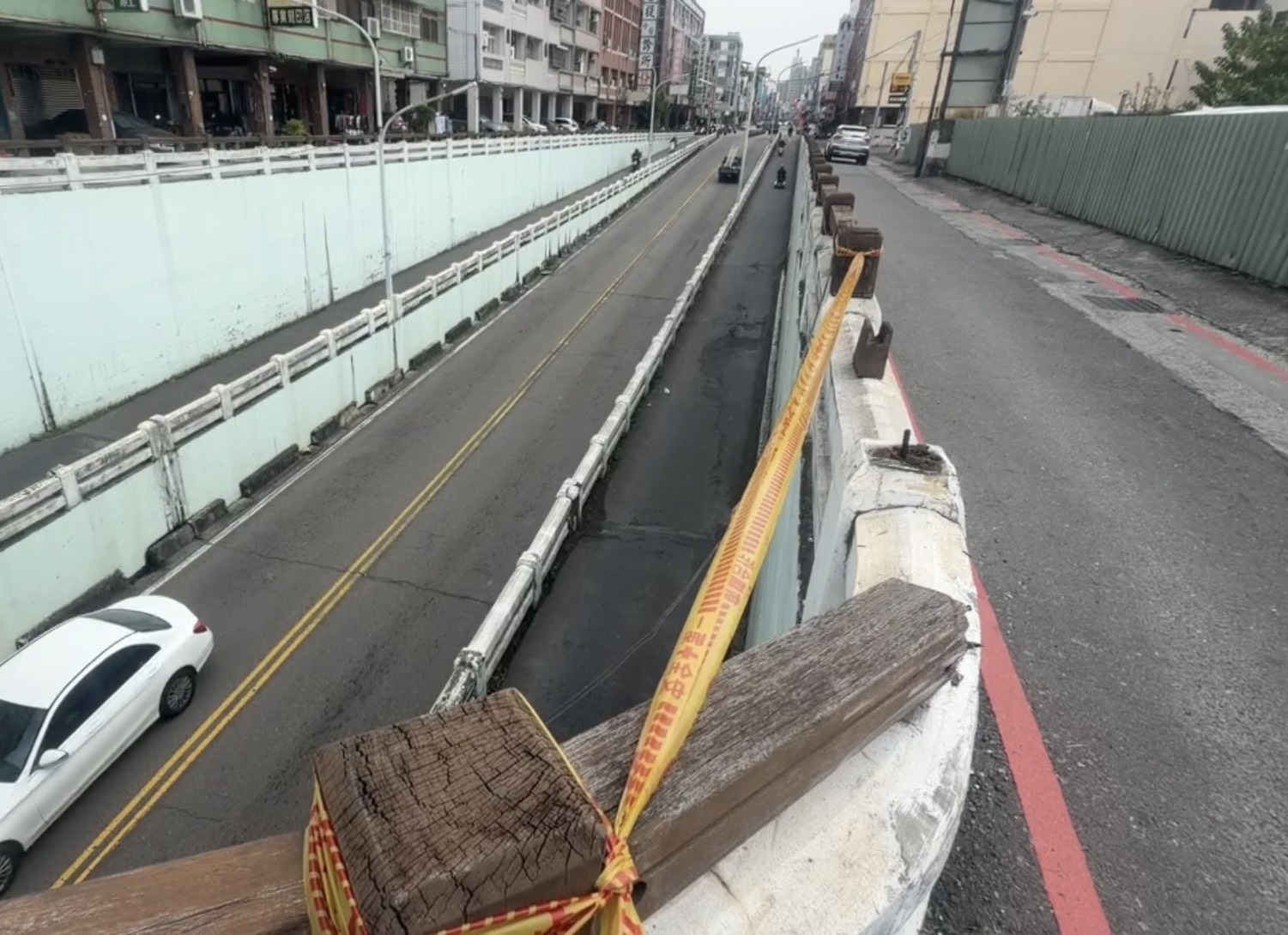 「差點要人命!」大貨車撞斷護欄 大木棍從天落下砸機車道 - https://www.watchmedia01.com