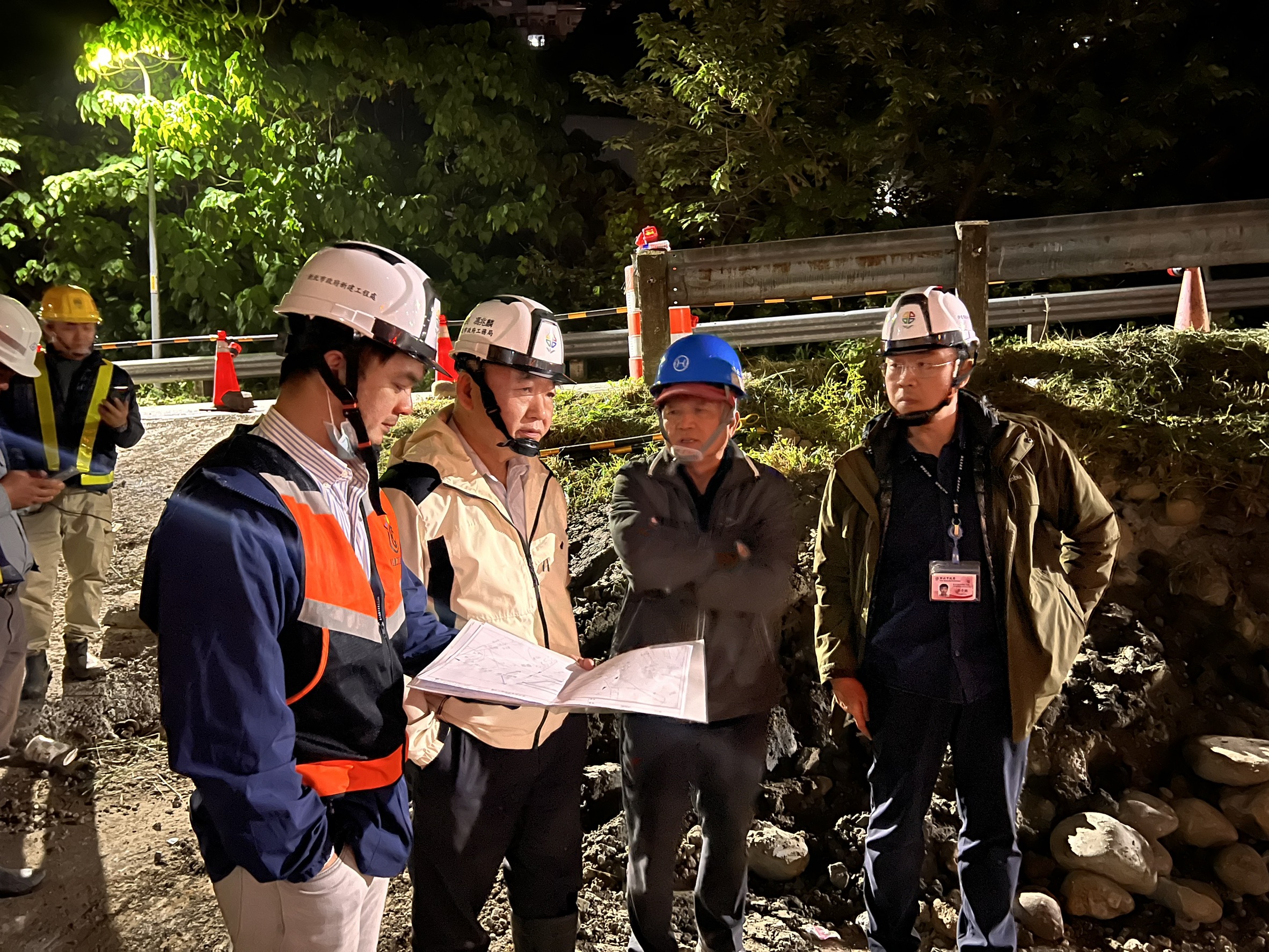 淡北道路基樁施工誤挖自來水管 新北工務局第一時間搶修、盡速復水