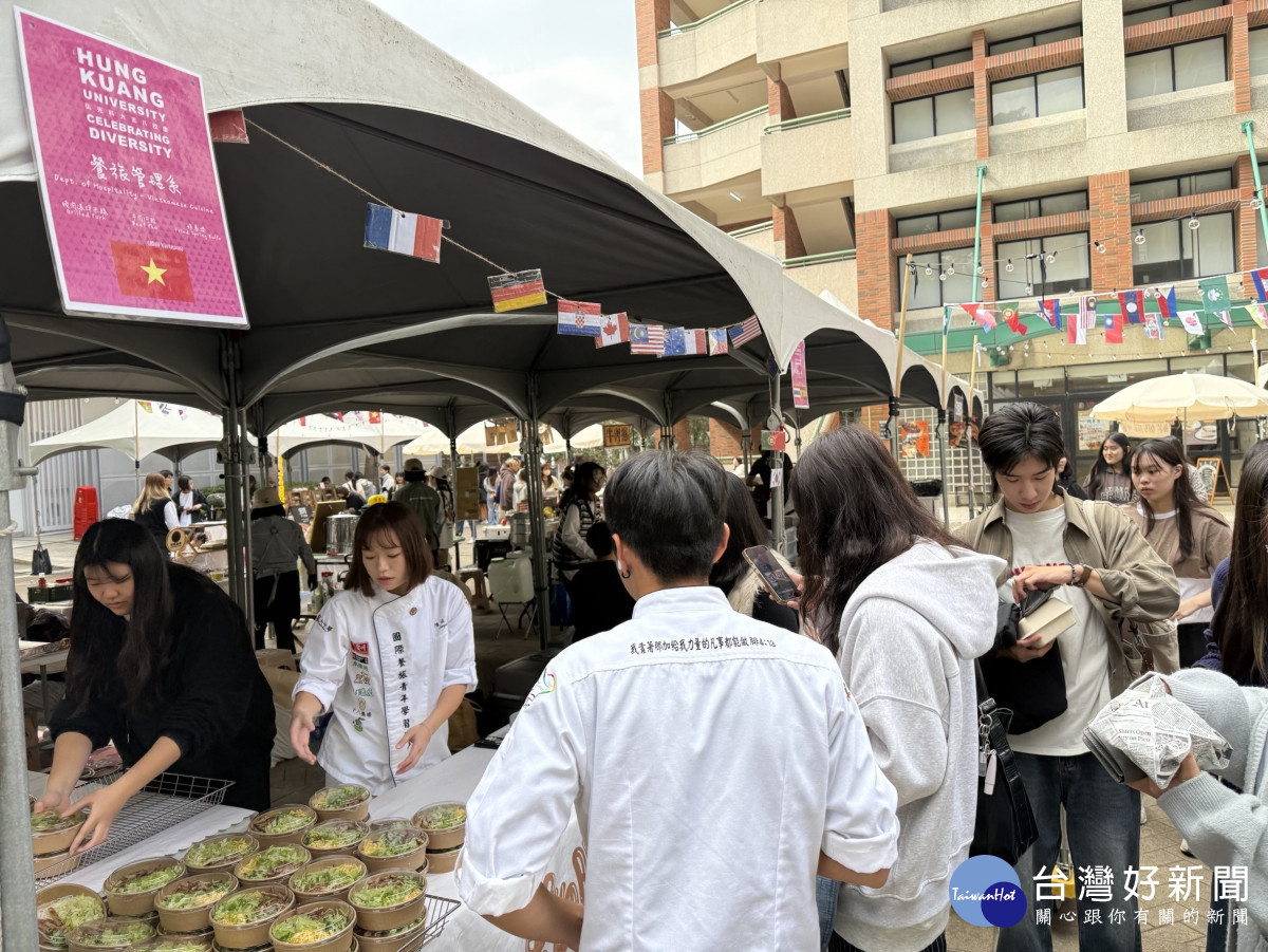 「文創市集、百味漫遊」充份展現國際多元共融精神，學生設攤位，展售所製作的各式跨國創意料理美食。