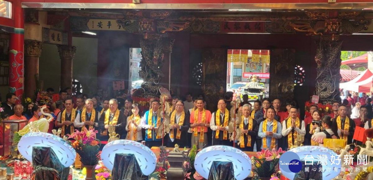 張市長與貴賓們祈福。