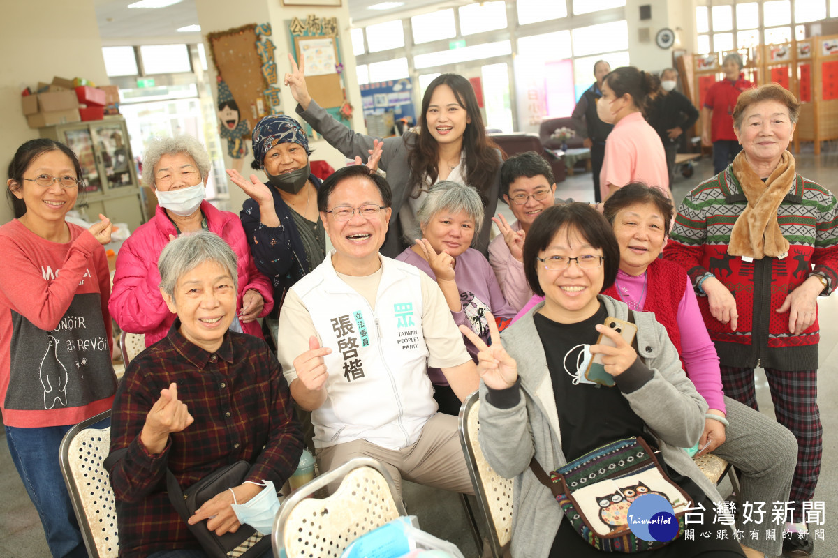 民眾黨立委張啓楷出席精忠新城日照中心公益活動，他表示，高齡化是國安問題／張啓楷嘉義服務處提供
