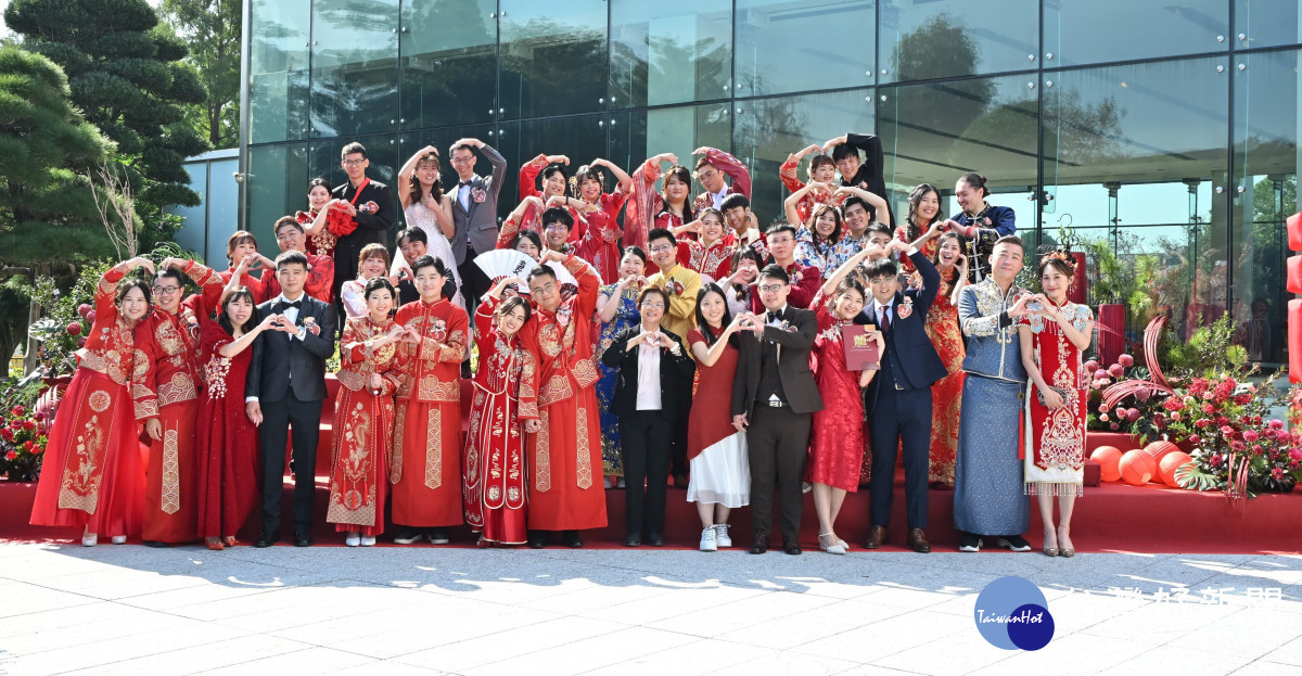 中式婚禮浪漫登場！42對新人在成美文化園喜結良緣。圖／彰化縣政府提供