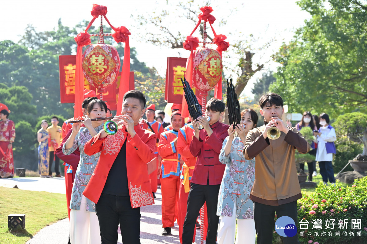 中式婚禮浪漫登場!42對新人在成美文化園喜結良緣。圖/彰化縣政府提供