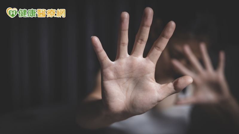 網路霸凌已成青少年全天候威脅!調查:近2成曾遭網暴、4成選旁觀