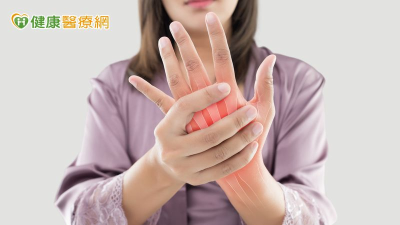 手腕疼痛又僵硬?小心「媽媽手」找上門
