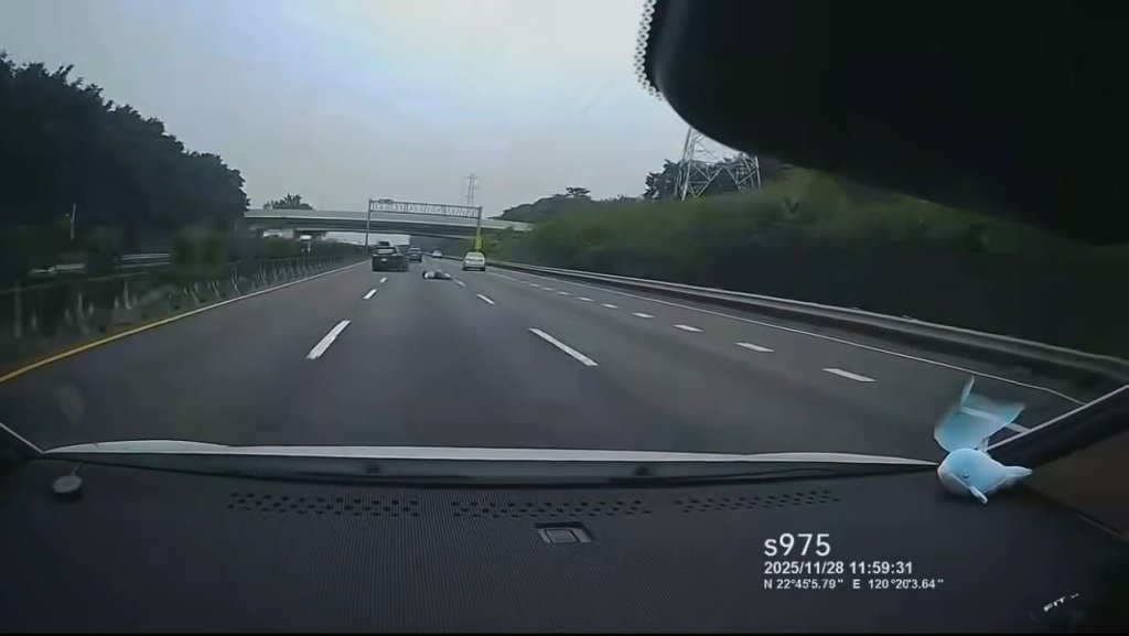 影/睡到掉出車外?男乘客「國道摔落地」後車神閃避 網友:沒死真的命大