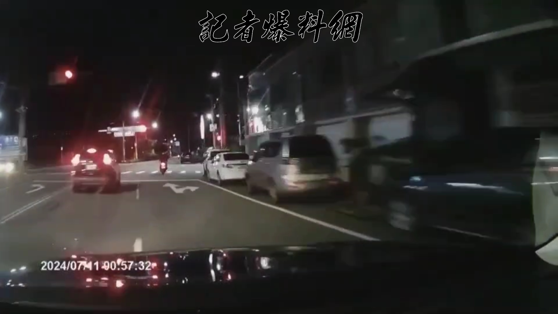 19歲游性子男因騎乘改裝機車噪音過大遭攔查,他不但拒絕停車,還載著朋友加速逃逸,在淡金公路上與警方上演驚險追逐戰。