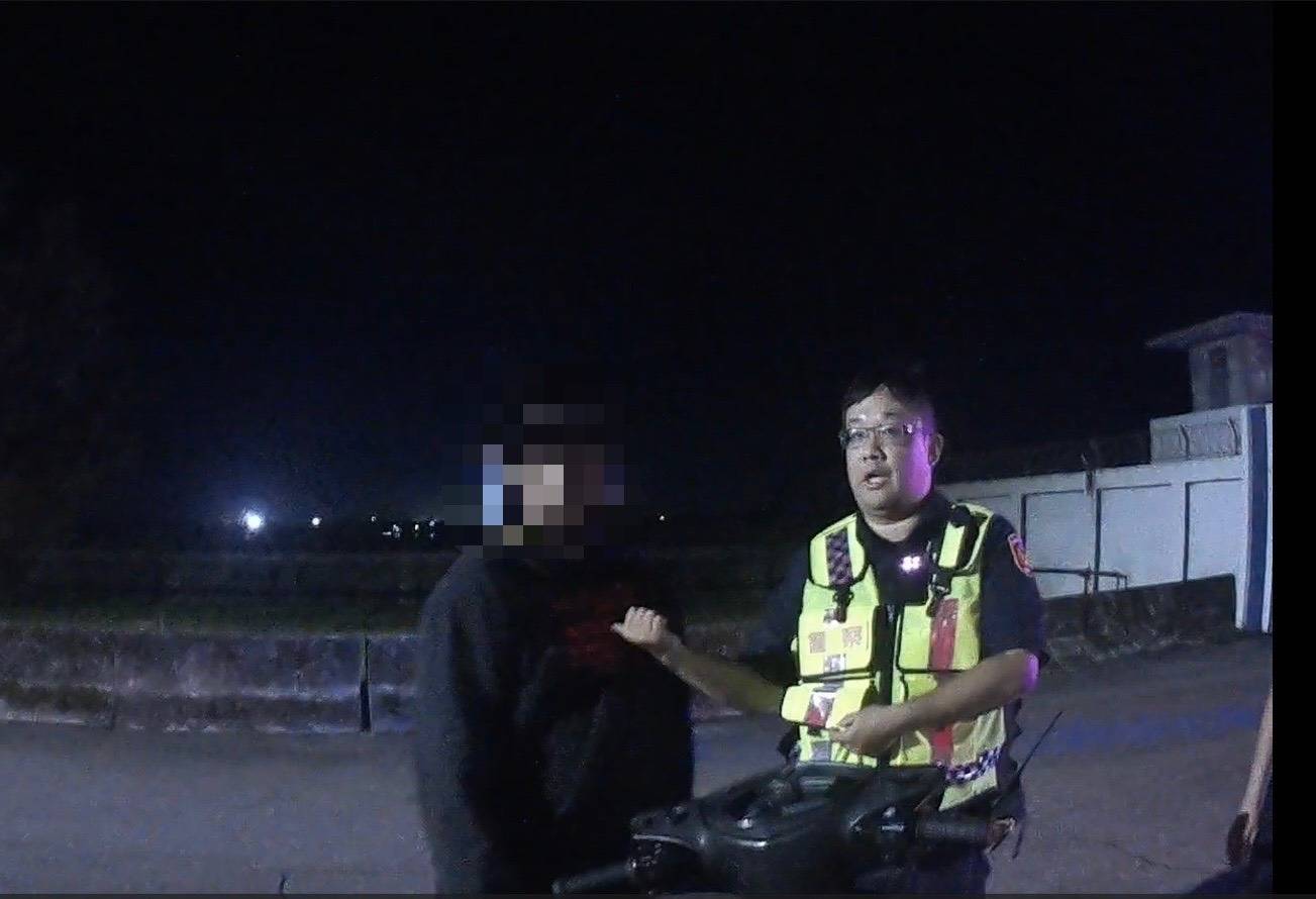 警方一路尾隨並通報線上警力支援,最終在石門區台2線31.7公里處成功將人車攔停。
