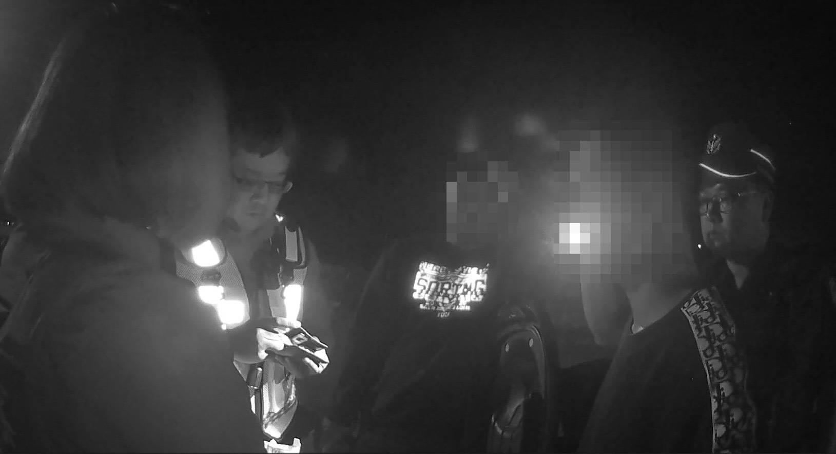 警方調查發現,2名騎士皆為無照駕駛。警方當場依規定針對無照駕駛、未裝設後照鏡及通報噪音車等違規行為,共開出9張罰單並扣車。