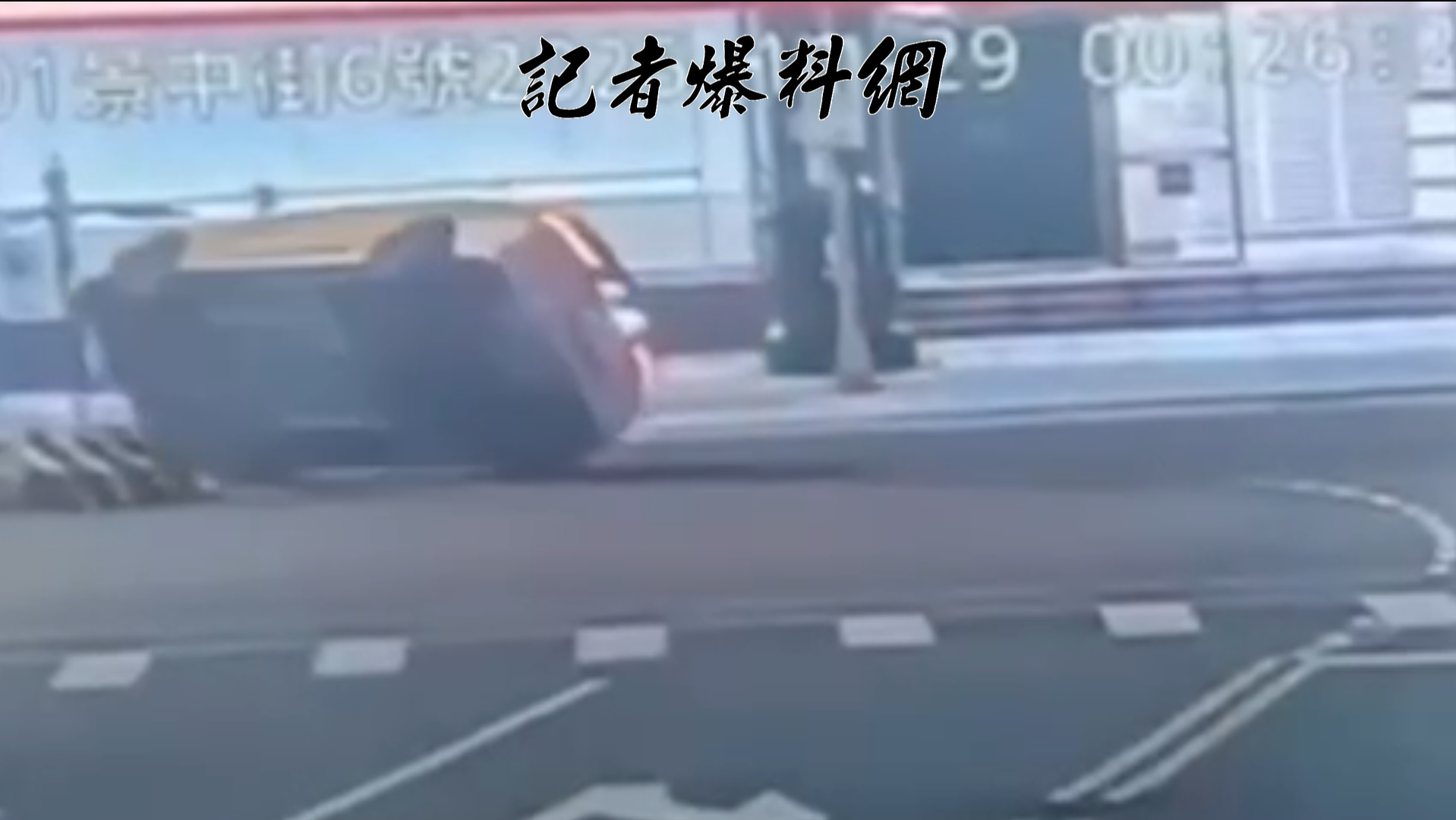 蕭姓司機開著計程車,沿景中街東往西內側車道行駛,準備往南左轉進入羅斯福路六段時,左側車身直接撞上行人庇護島。