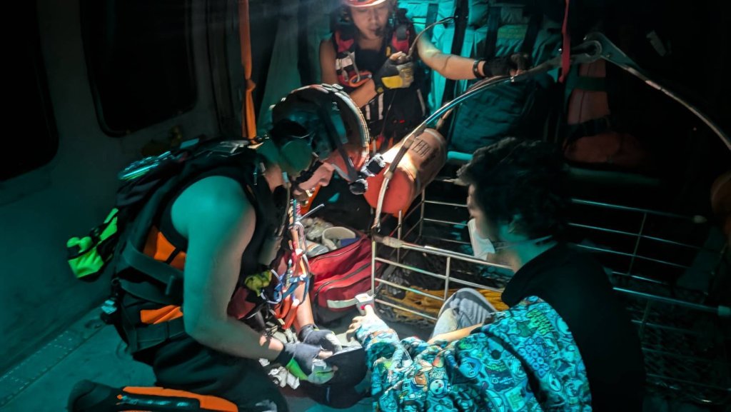浪太大船靠不了 黑鷹直升機深夜急救麥寮外海油輪傷患