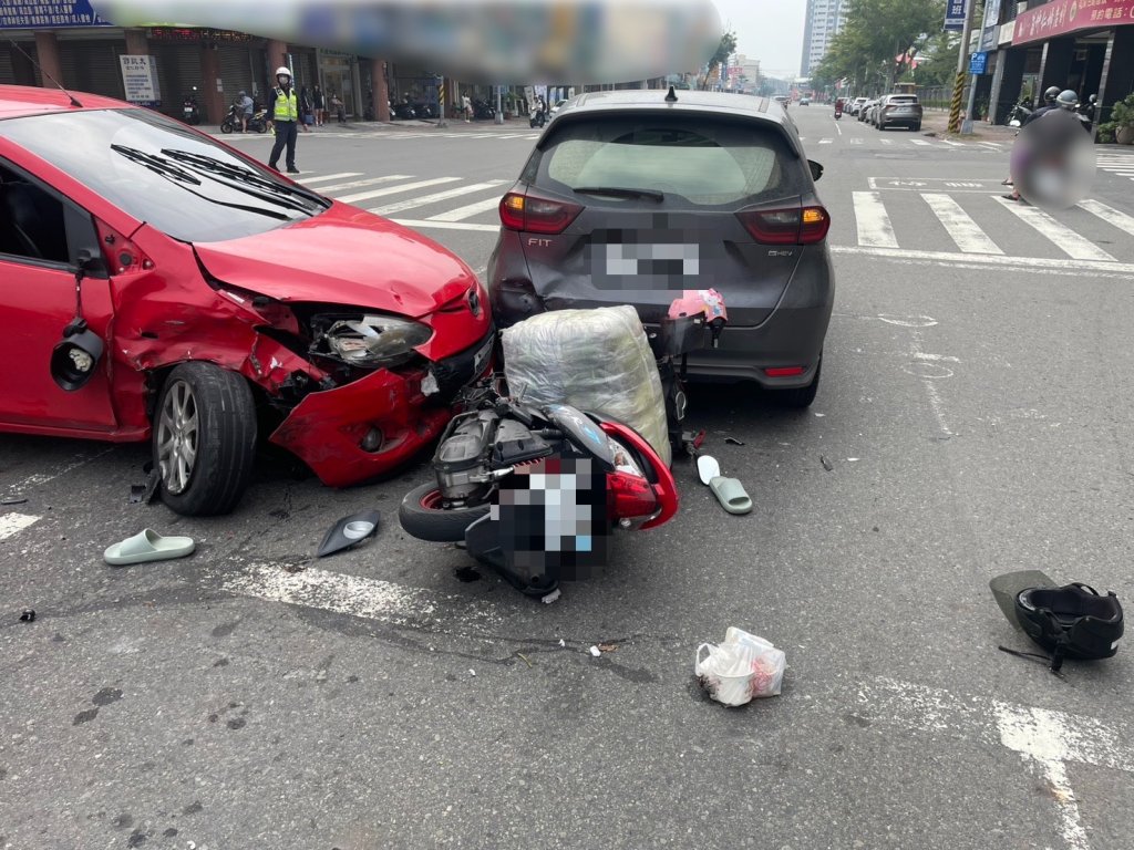 迴轉失控！高雄男連撞3自小客、1機車-2傷送醫