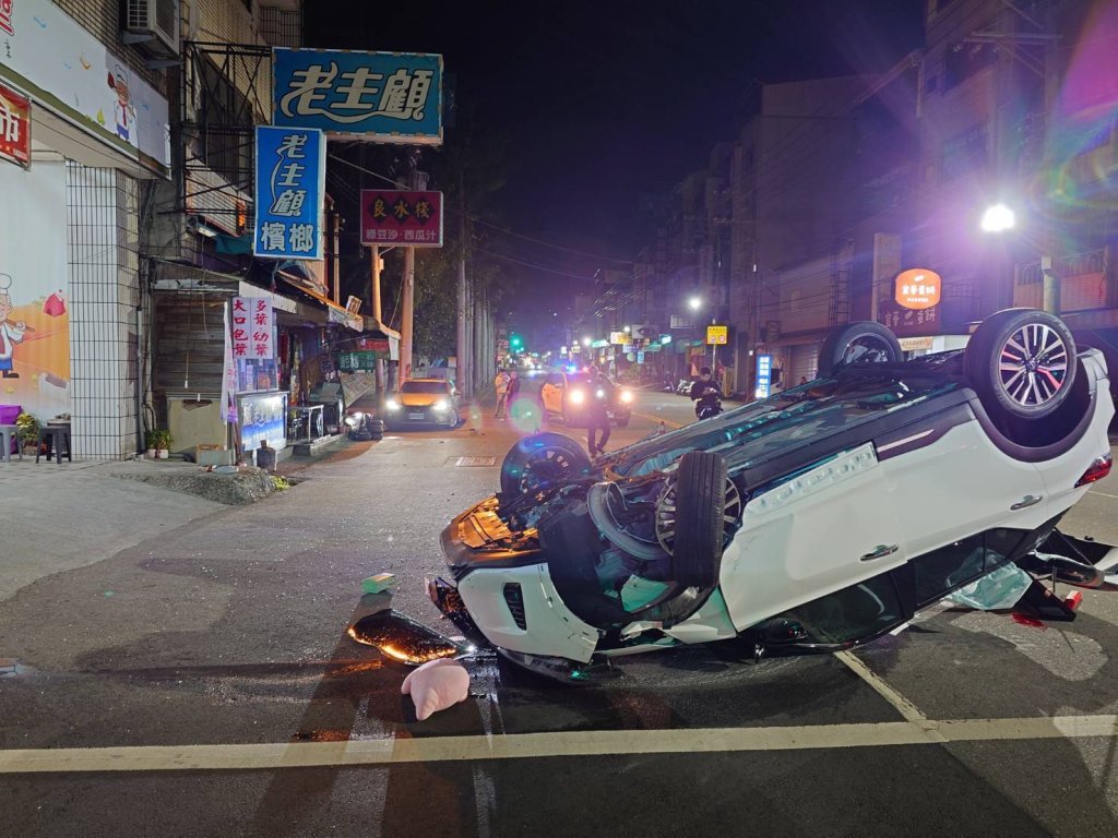 gg了!台中女子酒駕撞兩車翻覆 酒測值超標求車主和解遭拒