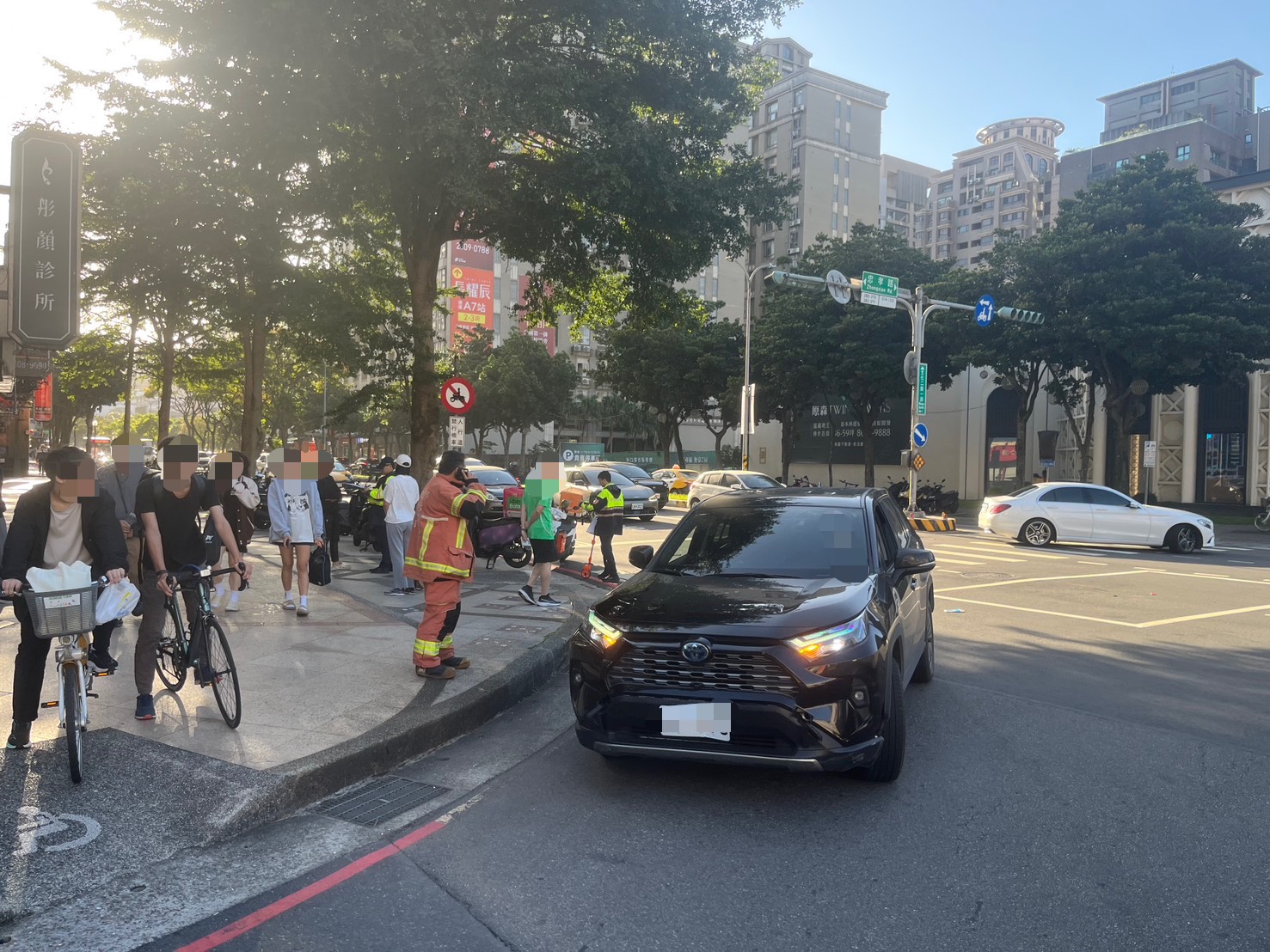 劉姓雙寶媽行經路口時,疑似未注意車前狀況,在未踩煞車的情況下,直接追撞前方停等紅燈的3輛機車。