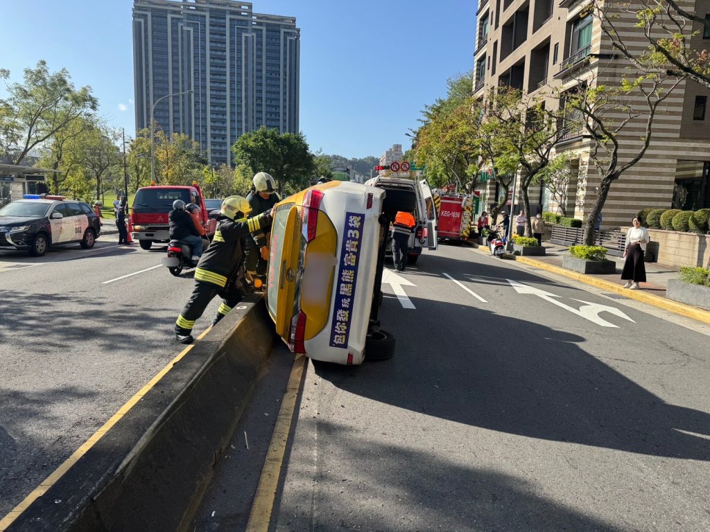 文山區1日2翻車!凌晨才傳小黃自撞翻覆 9小時內又傳擦撞成「立筊」