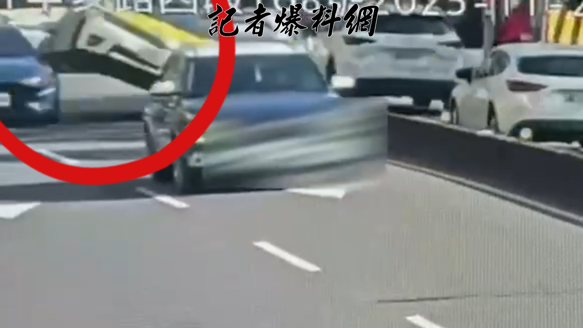 蕭姓男子所駕駛的計程車遭突如其來的擦撞導致計程車瞬間失控,沿著一旁的紐澤西護欄斜向刮蹭長達10公尺後,整台車當場側翻,呈「90度側躺」狀態。