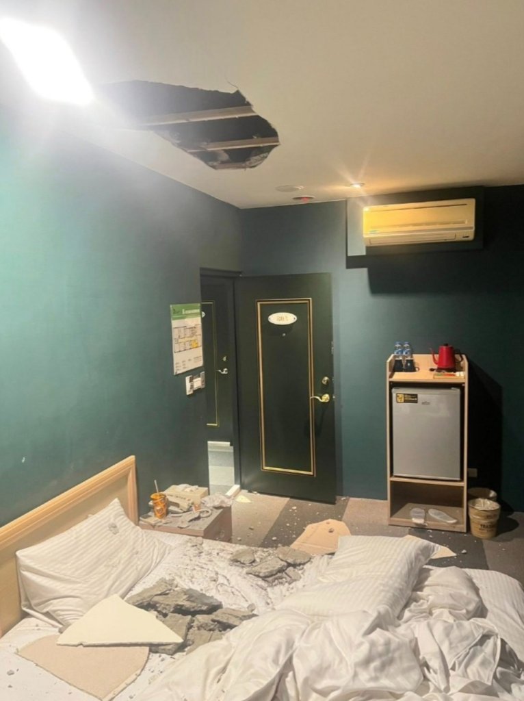 天花板整塊塌落!中壢旅館水泥砸床住客驚魂 網友兩派吵翻