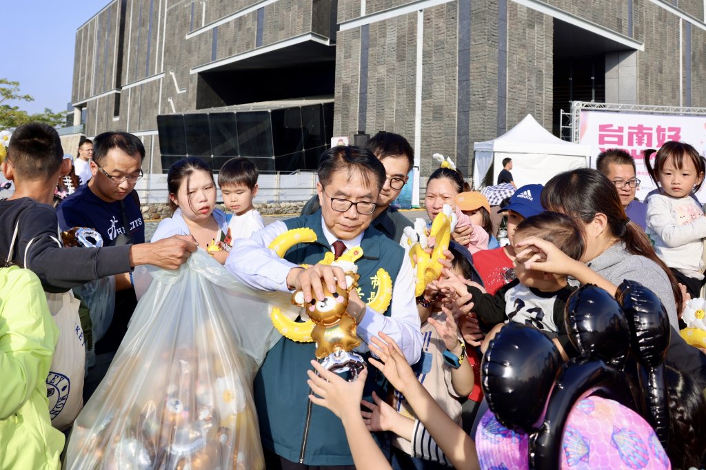 台南耶誕跨年開跑!首場親子活動6千人到場 市長親送小熊氣球超暖心