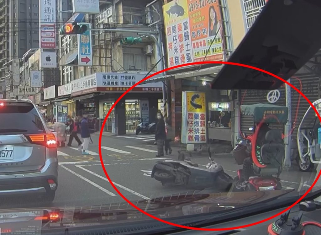 影/逆向阿伯對上電動代步車!「輕輕一撞」卻倒地 網笑翻:三寶對決神主牌