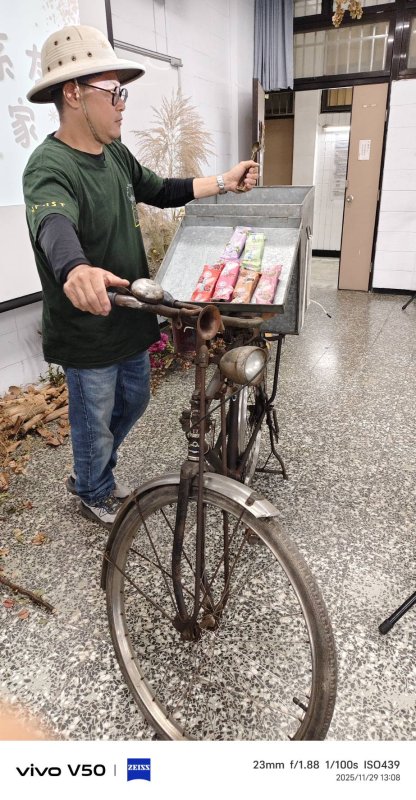 古董自行車 一身小販打扮 屏科大校慶歡迎嘉賓
