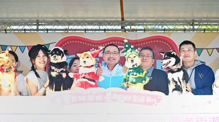 10大寵物遊具免費玩 毛寶貝樂翻耶誕城 25 《圖說》新北市長侯友宜今日至板橋車站站前廣場參與「2025毛寶貝狂想曲樂遊耶誕趴」。〈動保處提供〉