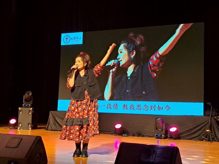 向志工致敬 新北市以演唱會慰勞辛勞夥伴 44 《圖說》藝人羅美玲以「月亮代表我的心」為公益演唱會揭開序幕。〈社會局提供〉