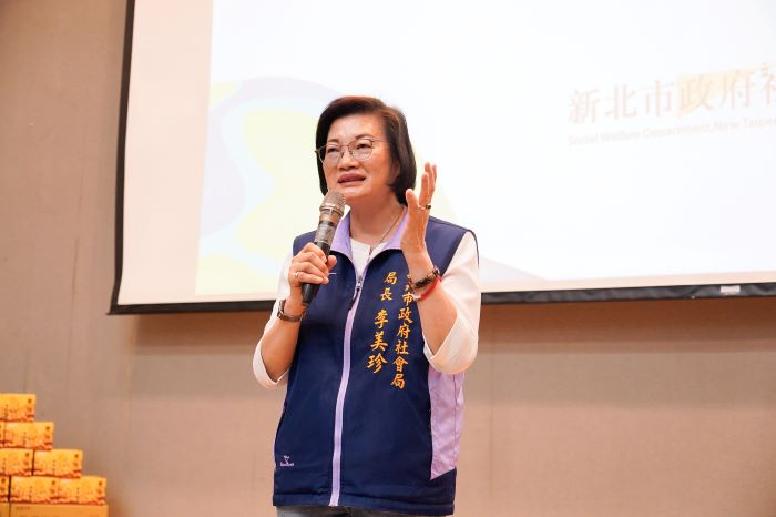 扶持新北小衛星不間斷 聞哲基金會頒「不一young」獎助學金 40 《圖說》社會局長李美珍感謝聞哲教育基金會長期與市府合作,用實際行動支持弱勢家庭與學子。〈社會局提供〉