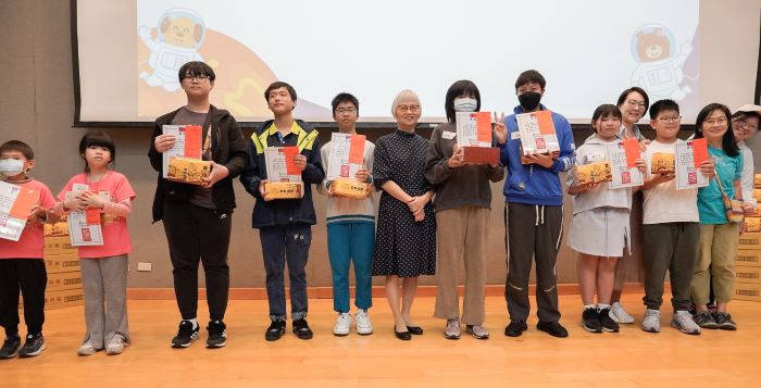 扶持新北小衛星不間斷 聞哲基金會頒「不一young」獎助學金 42 《圖說》頒獎現場,中為基金會董事長連素株。〈社會局提供〉