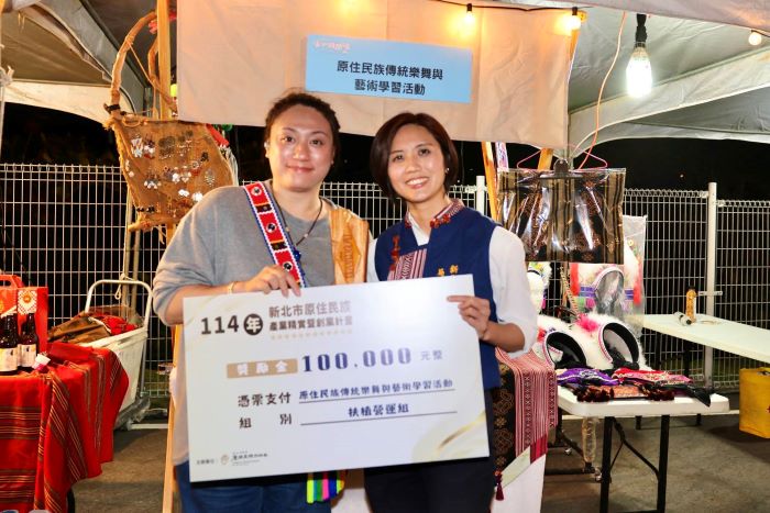 《圖說》原民局長林瑋茜Siku Yaway〈右〉頒發獎座及獎金予原民精實創業計畫優秀團隊。〈原民局提供〉