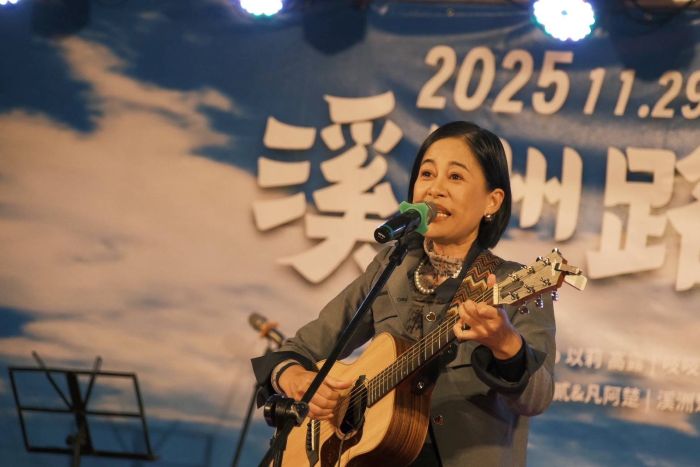 文化脈動聚落蛻變 「溪洲路開唱」唱出都市原民品牌 32 《圖說》2025溪洲路開唱音樂市集文化節,金曲歌手以莉高露演出。〈原民局提供提供〉