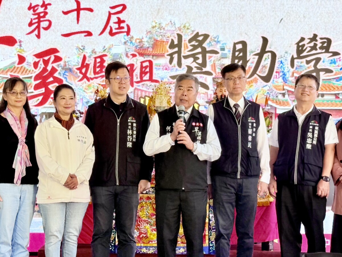 ▲台中樂成宮旱溪媽祖獎助學金頒發逾205萬,726名學生受惠。(圖/記者顏淑娟攝)