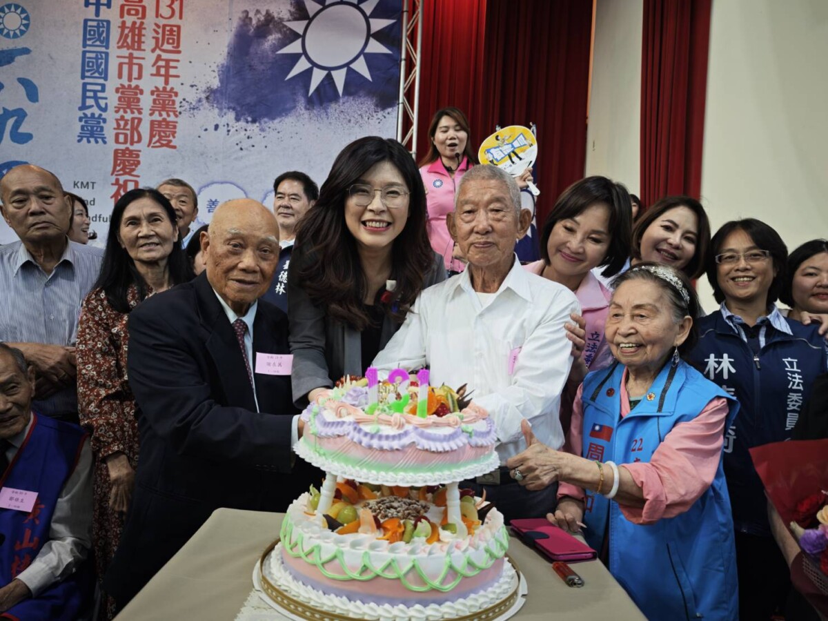 ▲鄭麗文也與市黨部主委柯志恩及黨員共同切下蛋糕並唱生日快樂歌。(記者 李堂安 翻攝)