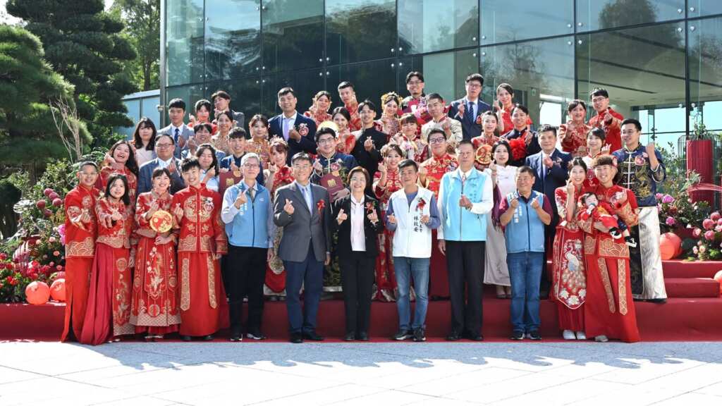 ▲2025彰化縣聯合婚禮活動以中式婚禮為主題，今(29)日在永靖鄉成美文化園盛大舉行，彰化縣長王惠美為42對新人證婚，在所有貴賓及親友的見證下，為新人的愛情獻上祝福。（圖／彰化縣政府提供）