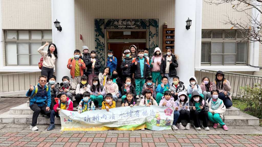 ▲福德國小師生抵達八仙山自然教育中心,呼吸著充滿芬多精的空氣。同時,將八仙山的地理環境與豐富戶外教育資源,認識這片曾經的林場如何轉型為生態教育基地。(圖/福德國小提供)