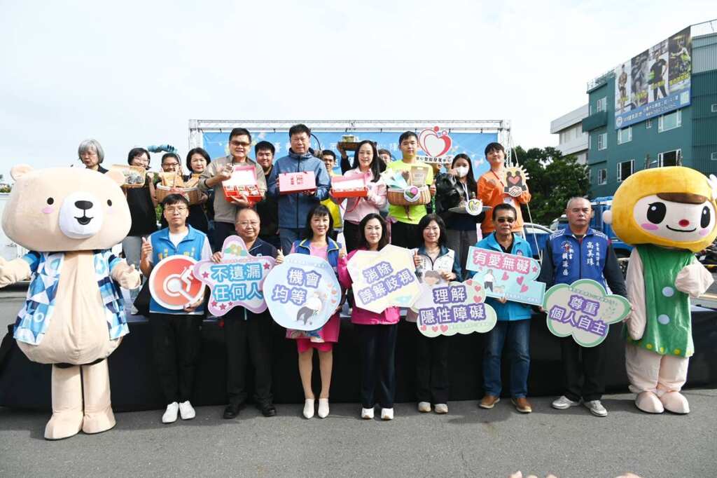 ▲臺東縣政府今日於南京路市民廣場舉辦「2025國際身心障礙者日公益園遊會」，邀集縣內身心障礙者團體、特教學校及社福機構共襄盛舉，逾五十個單位參與，場面溫馨熱鬧。