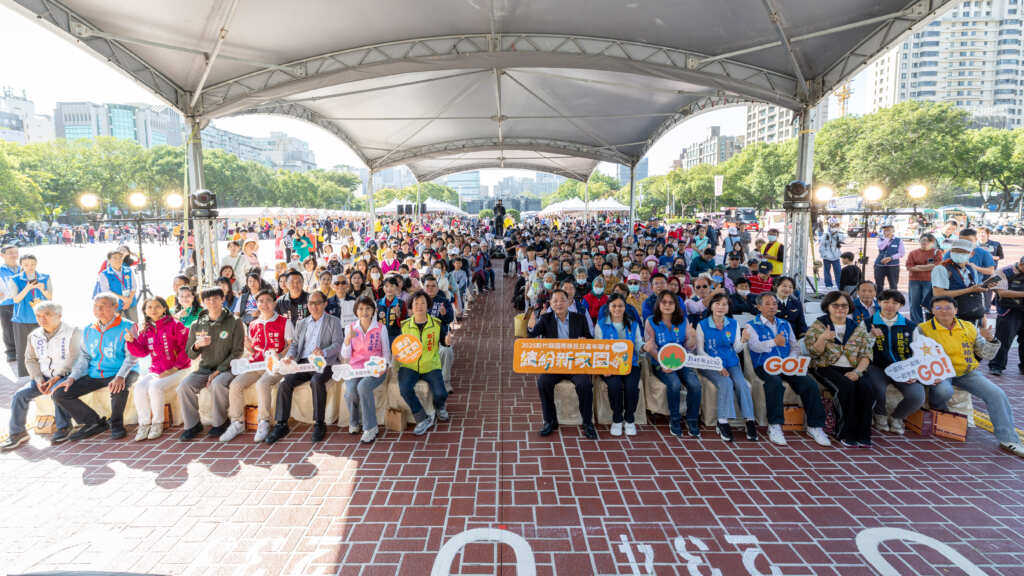 ▲副縣長與貴賓、新住民朋友合影，共同為嘉年華揭開熱鬧序幕