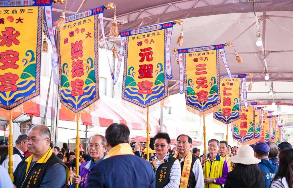 ▲桃園三界爺文化祭21面頭旗齊聚。