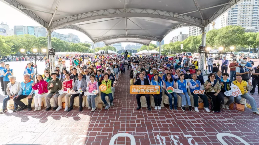 副縣長與貴賓、新住民朋友合影,共同為嘉年華揭開熱鬧序幕。