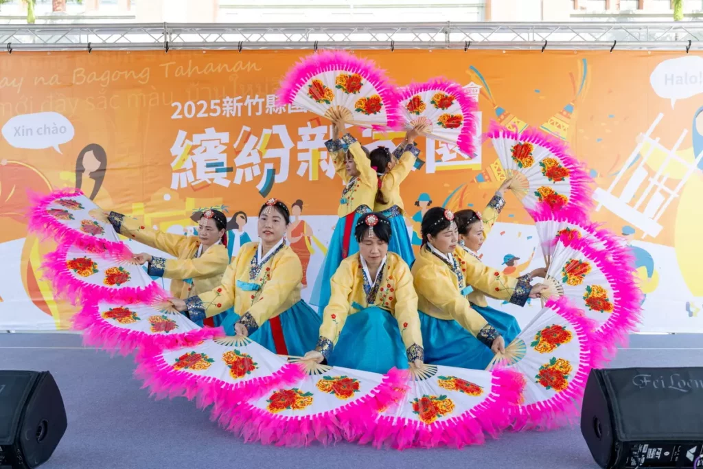 多國特色舞蹈展現新住民多元文化魅力,吸引現場民眾熱烈歡呼。