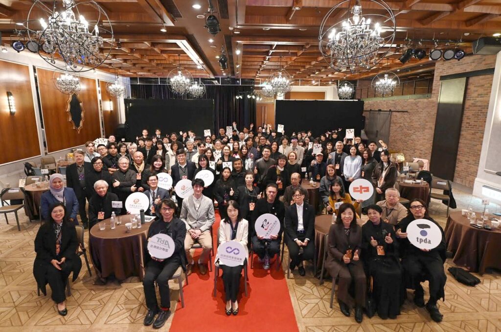 臺灣國際平面設計獎得獎人、評審代表、公協會代表與產業人士合影。