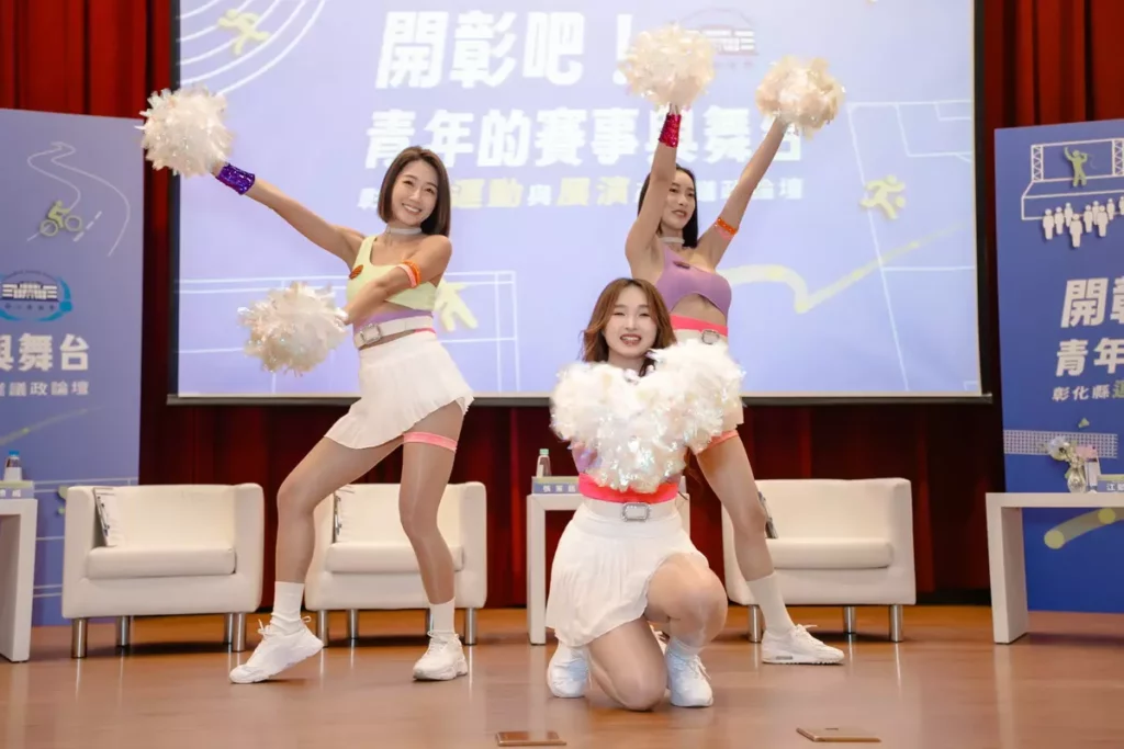 由 LUXY GIRLS 熱力開場，為本次論壇揭開精彩序幕