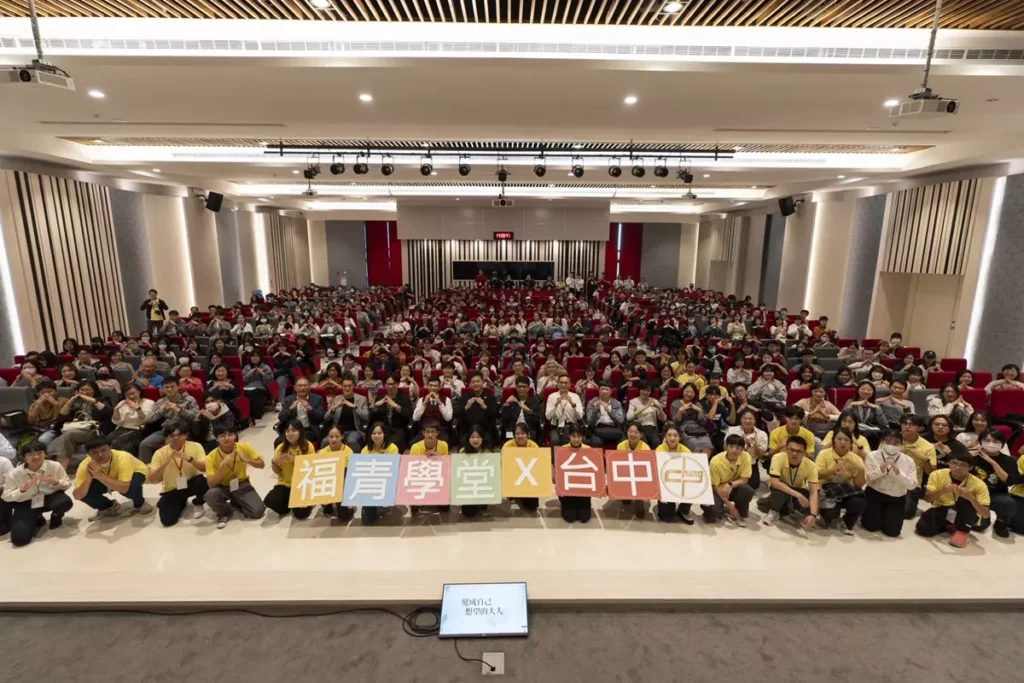 中山醫大與中部大專院校近四百名師生出席聆聽侯文詠講座,場面熱烈。(圖/中山醫大提供)