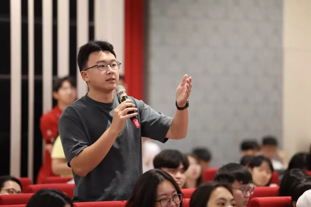 中山醫大學生於講座中踴躍提問,與侯文詠進行深度交流。(圖/中山醫大提供)