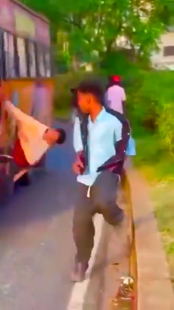 影／網紅拍片沒看路！與友擊掌轉身「下秒被公車撞飛」　影片網路瘋傳